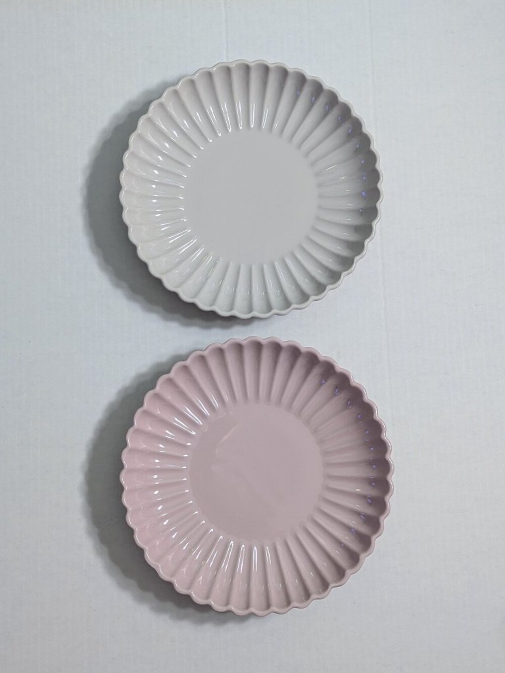 *SET OF 2* H&M Pink Fluted 9" Stoneware Pasta/Salad Plates - Picture 7 of 11